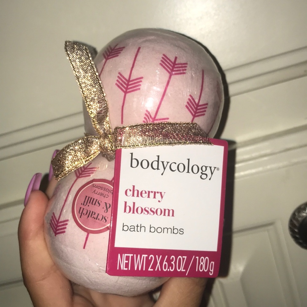 Pair of bath bombs